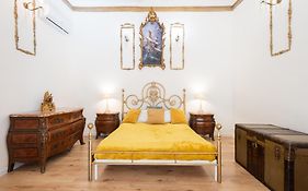 Historic Suite Next To The Castle